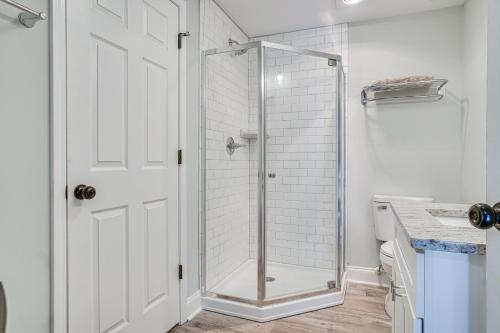 um chuveiro com uma porta de vidro na casa de banho em Cleveland Retreat with Patio Yonah Mountain Views! em Cleveland