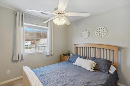 - une chambre avec un lit et un ventilateur de plafond dans l'établissement Lake Ozark Condo with Screened Balcony and Lake Views!, à Lac des Ozarks