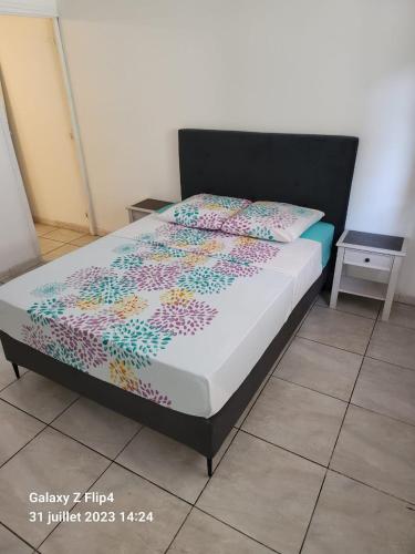 een bed in een kamer met bij Patoulocation in La Trinité