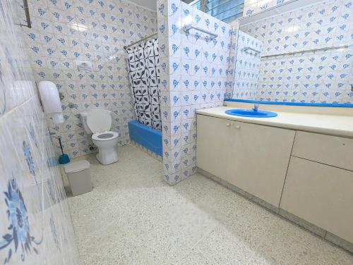 y baño con aseo y lavamanos. en Hostal Yoha, en Panamá
