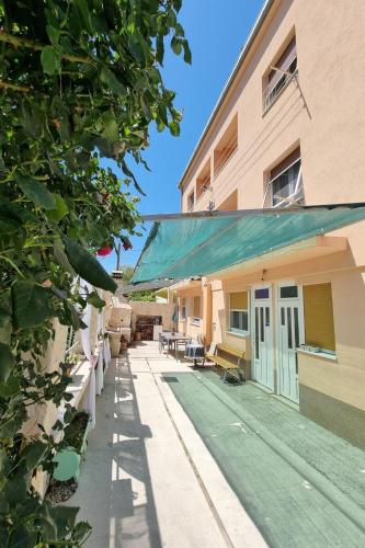 Apartments with parking spaces Split - 14051