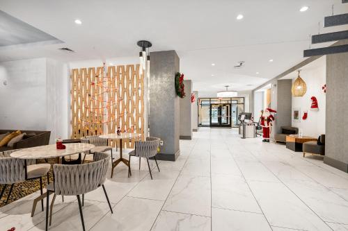 a restaurant with a table and chairs in a lobby at Modern 2BR 2BA Condo Sleeps 8 with Gym Laundry 20 Min to NYC in Jersey City