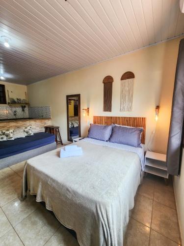 Een bed of bedden in een kamer bij Explorer Tours - Loft com cozinha Centro Abraão