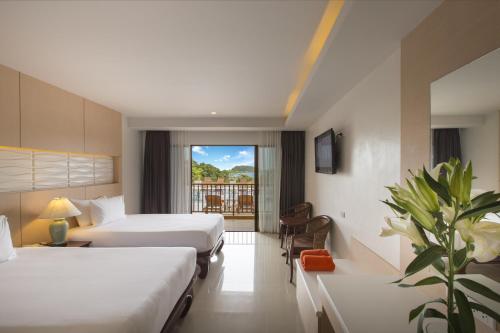 Кровать или кровати в номере Chanalai Garden Resort, Kata Beach