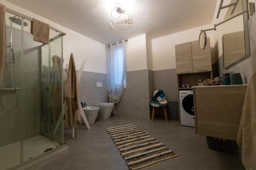 y baño con ducha, aseo y lavamanos. en LaGioia Relax&Business, en Casale Monferrato