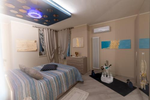 1 dormitorio con 1 cama y techo azul en LaGioia Relax&Business, en Casale Monferrato