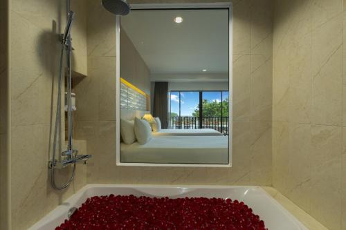 Ett badrum på Chanalai Garden Resort, Kata Beach