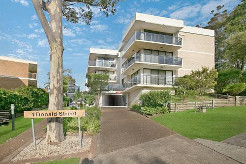 a street sign in front of a building at Views and Pool in a Great Location in Nelson Bay in Nelson Bay