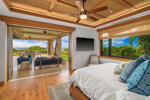 Ένα ή περισσότερα κρεβάτια σε δωμάτιο στο 2 BR Luxury Oceanview Condo in Kukuiula