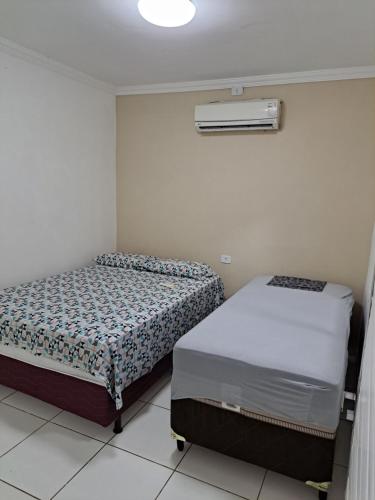 a room with two beds in a room at Linda Casa Itamaracá in Jaguaribe