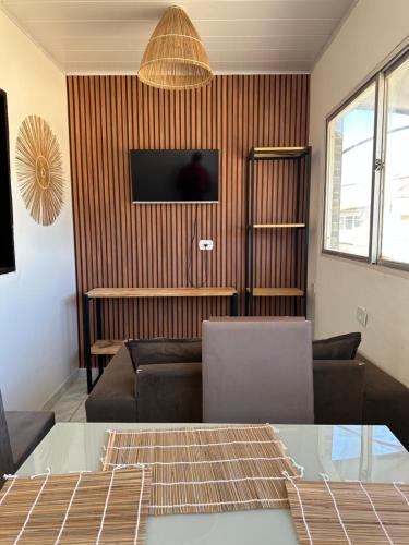 un soggiorno con un divano e un tavolo di Casa da Praia Japaratinga a Japaratinga