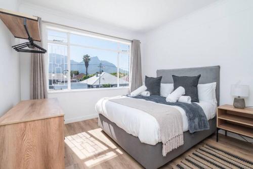 Postel nebo postele na pokoji v ubytování Suburban Apartment with Expansive Mountain Views