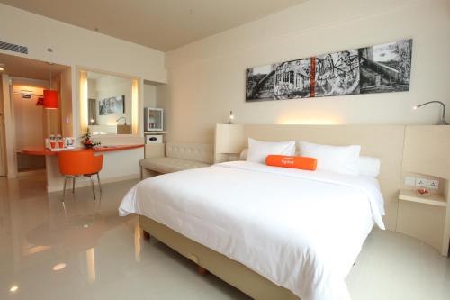 Postel nebo postele na pokoji v ubytování HARRIS Hotel & Conventions Ciumbuleuit Bandung