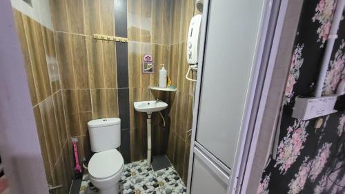 La petite salle de bains est pourvue de toilettes et d'un lavabo. dans l'établissement THE K KABIN, à Pekan