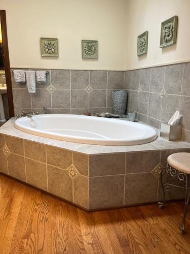 eine große Badewanne im Bad mit Holzboden in der Unterkunft Downtown Birmingham Home in Birmingham