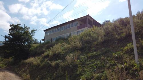 Large, Pet-Friendly Home in Kalavan – Photos 2