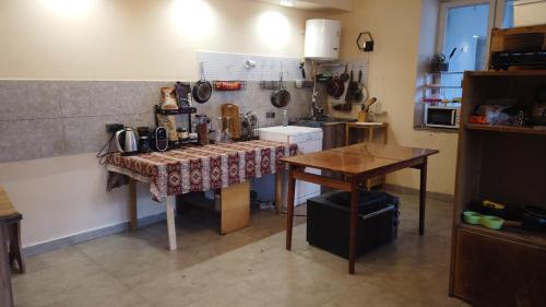 Large, Pet-Friendly Home in Kalavan tesisinde mutfak veya mini mutfak