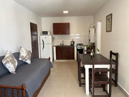 eine kleine Küche mit einem Sofa und einem Tisch in einem Zimmer in der Unterkunft DEPARTAMENTO 20 DE FEBRERO in Salta