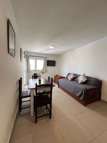 ein Schlafzimmer mit einem Bett, einem Tisch und einem Schreibtisch in der Unterkunft DEPARTAMENTO 20 DE FEBRERO in Salta