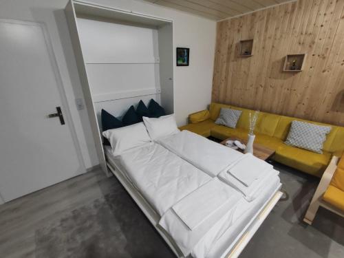 A bed or beds in a room at Schwarzwalderlebnis Pur
