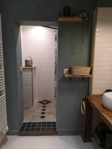 La salle de bains est pourvue d'une douche et de carrelage. dans l'établissement Le Félix- ancien hôtel particulier dans l’hyper centre, à Avignon