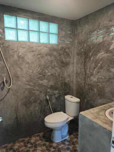 La salle de bains est pourvue de toilettes et d'un lavabo. dans l'établissement Salamao Bungalow, à Koh Tao