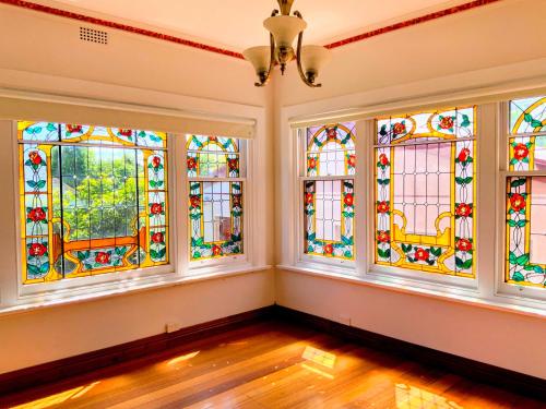 Gallery image of Handcrafted stained-glass cottage, free parking in Hobart