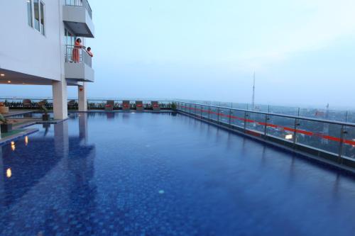 Bazén v ubytování HARRIS Hotel & Conventions Ciumbuleuit Bandung nebo v jeho okolí