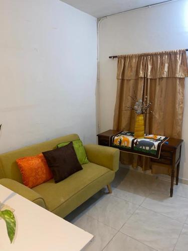 sala de estar con sofá y mesa en Cuarto privado con entrada independiente cerca al Poblado en Medellín