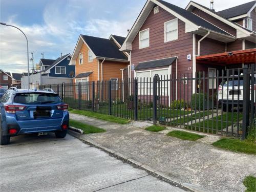 un coche azul estacionado frente a una casa en Cabaña Cardinal, en Puerto Varas