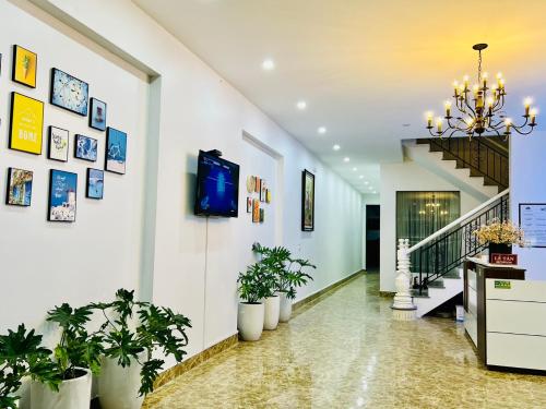 un pasillo con macetas y una escalera en Mộc Hương Hotel, en Phú Thọ
