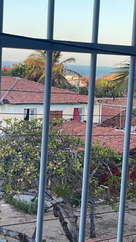 - une vue sur un bâtiment depuis une fenêtre dans l'établissement ACONCHEGO Guest House, à Aracati