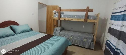 - une chambre avec un lit et des lits superposés dans l'établissement El CARACOL, à San Fernando del Valle de Catamarca