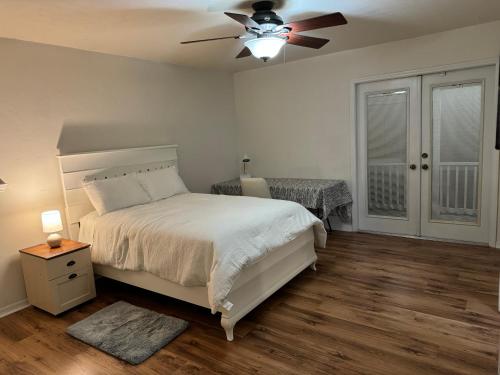 1 dormitorio con 1 cama y ventilador de techo en A stylish and Comfy Place to Stay, en Gainesville