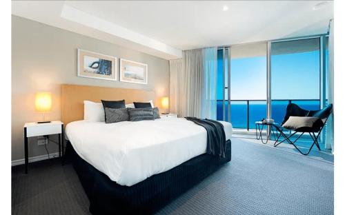 Säng eller sängar i ett rum på Hilton Hotel Residence 2 bed 2 bath 12704
