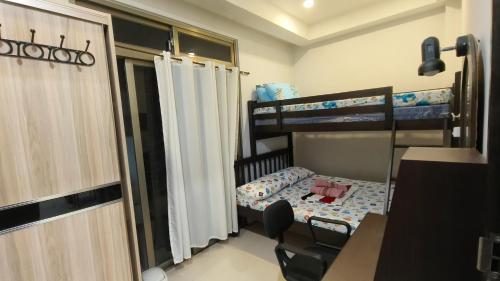 Cette petite chambre comprend des lits superposés et un bureau. dans l'établissement GF-16 Megatower Residences 2, à Baguio