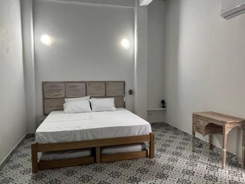 Dormitorio pequeño con cama y mesa en Casa en Cauca Viejo con piscina, Jacuzzi y aire acondicionado, en Jericó