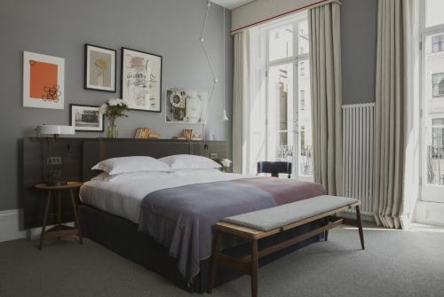 Un dormitorio con una cama grande y una ventana en The Laslett en Londres