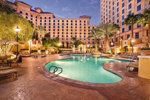 una grande piscina con un hotel sullo sfondo di Las Vegas! Mediterranean Style Vacation Retreat a Las Vegas