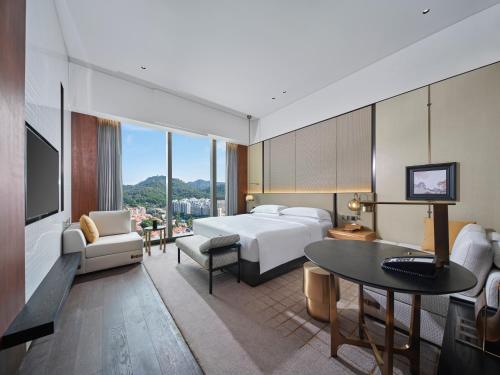 um quarto de hotel com uma cama e uma mesa em InterContinental Dongguan, an IHG Hotel em Dongguan