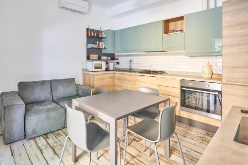 eine Küche und ein Wohnzimmer mit einem Tisch und Stühlen in der Unterkunft appartamento a due passi dal mare in Bellaria-Igea Marina