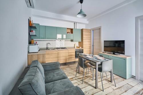 ein Wohnzimmer mit einem Sofa und einem Tisch in der Unterkunft appartamento a due passi dal mare in Bellaria-Igea Marina