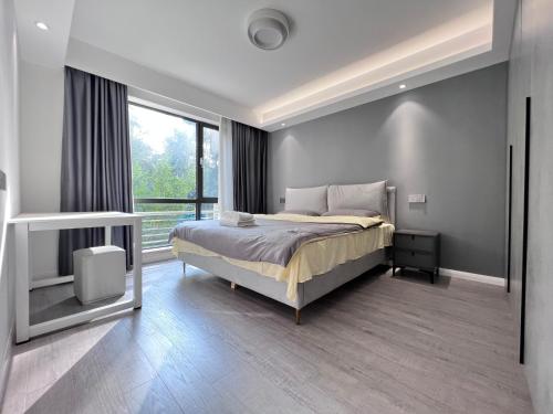 Un pat sau paturi într-o cameră la Shanghai World Expo Villa B&B - Near Lujiazui