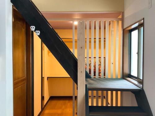 高松市にあるminpaku hotaru - Vacation STAY 65549vの二段ベッド付きの客室へと続く階段