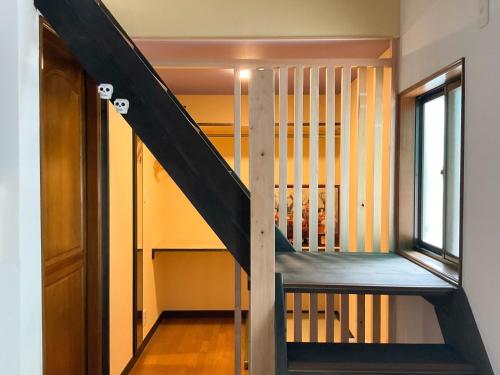 Una escalera que conduce a una habitación con literas en minpaku hotaru - Vacation STAY 65549v en Takamatsu