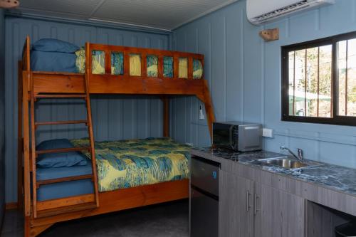 een slaapkamer met een stapelbed en een wastafel bij NUESTROS SUEÑOS in Santa Cruz