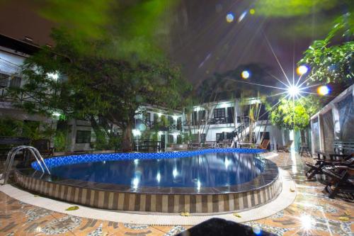 Baseinas apgyvendinimo įstaigoje Vientiane Garden Villa Hotel And Restaurant arba netoliese