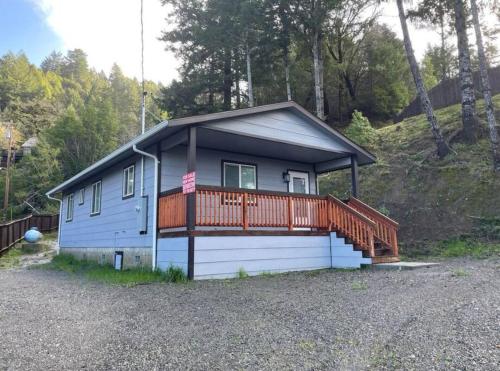 une petite maison avec une terrasse couverte et une terrasse dans l'établissement New, Fun-Size Benbow House!, à Garberville