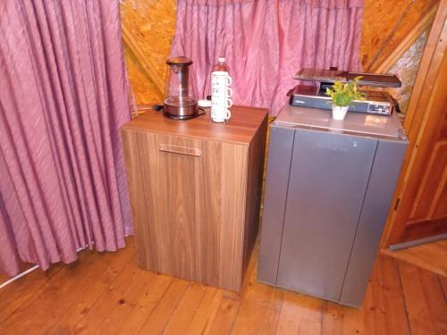 uma cozinha com um liquidificador em cima de um frigorífico em Domos Lago Muisca Chia em Aquitania