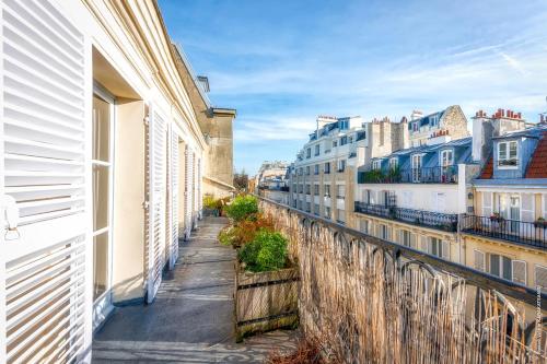 une rue dans une ville avec des maisons et des bâtiments dans l'établissement Gros Caillou - St Dominique 1bdr, à Paris